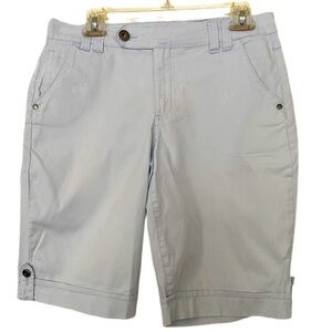 Gloria Vanderbilt Bermuda Shorts Light Blue Pin Stripe Flat Front Size 6